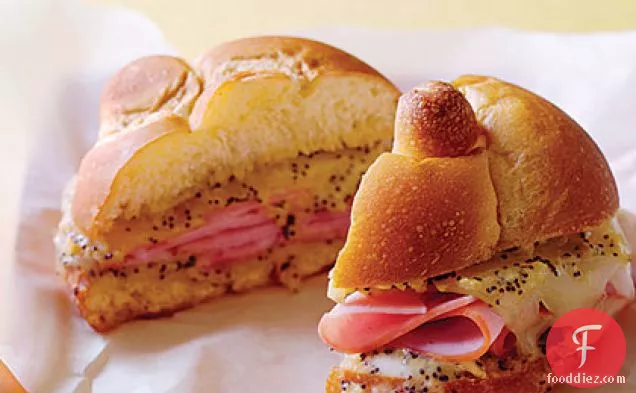 टोस्टेड हैम और खसखस सैंडविच