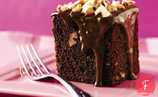 अखरोट के साथ चॉकलेट-केला केक