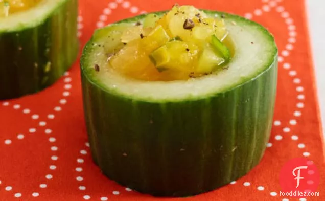 ककड़ी कप में पीला टमाटर गज़्पाचो