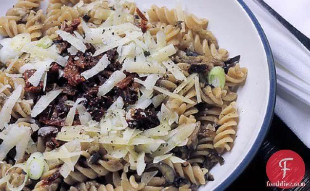 पार्मिगियानो, सूरज सूखे टमाटर और एबर्जिन पास्ता