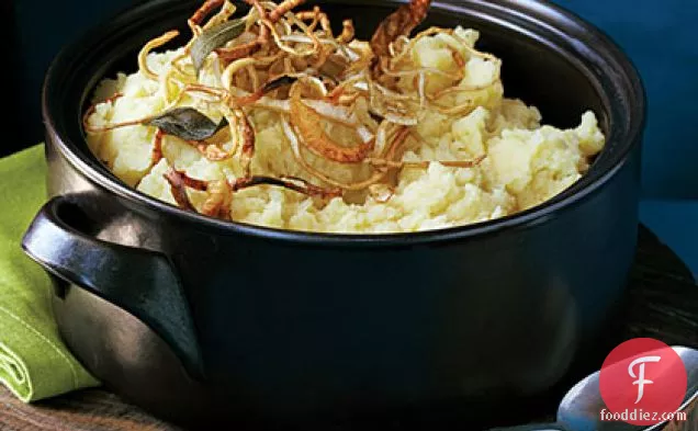 कुरकुरा रूट सब्जी स्ट्रिप्स के साथ मैश किए हुए आलू और पार्सनिप