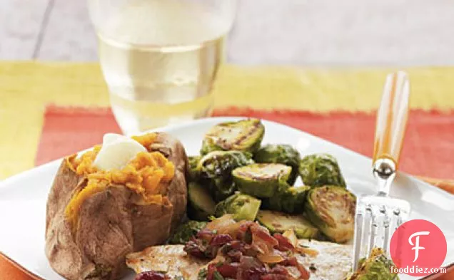 क्रैनबेरी के साथ कटा हुआ टर्की कटलेट-कारमेलाइज्ड प्याज साल्सा