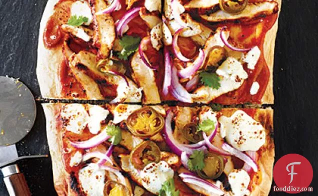 ताजा मोज़ेरेला और मसालेदार जलेपीनोस के साथ बीबीक्यू चिकन पिज्जा