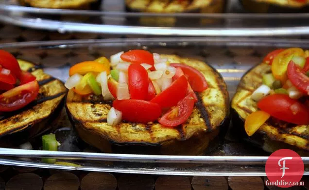 कैपोनाटा साल्सा के साथ ग्रील्ड बैंगन