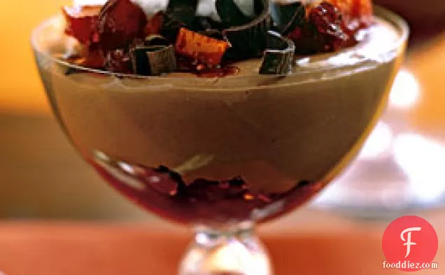 क्रैनबेरी और कैंडिड-ऑरेंज चटनी के साथ मिल्क चॉकलेट मूस
