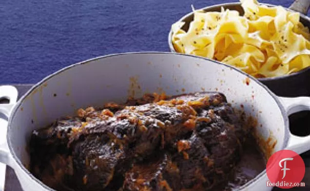 प्याज के साथ वाइन-ब्रेज़्ड चक रोस्ट