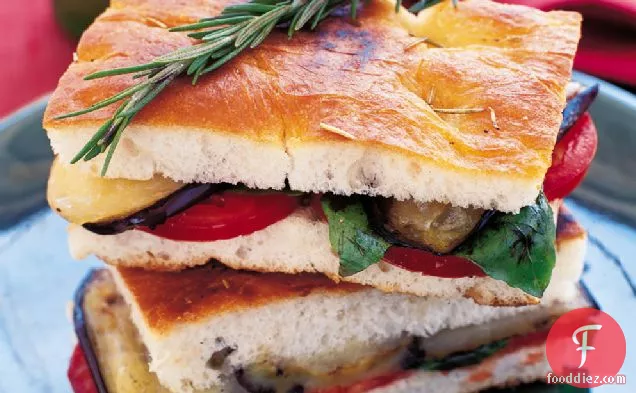 बैंगन, फोंटिना और टमाटर पाणिनी