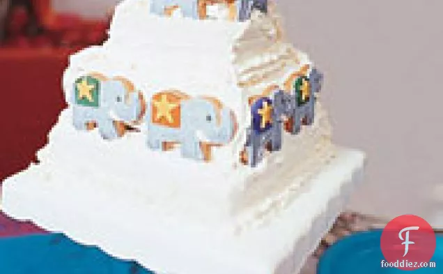 बटरक्रीम फ्रॉस्टिंग के साथ सफेद हाथी केक