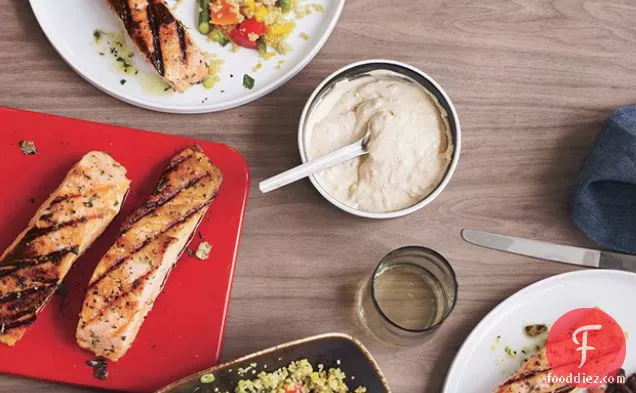 ब्लैक बीन्स और पिमेंट डी ' एस्पेलेट मेयोनेज़ के साथ ग्रिल्ड सैल्मन