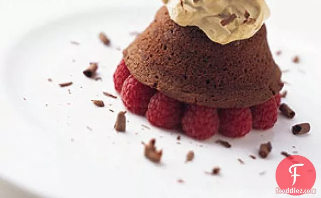 एस्प्रेसो क्रीम के साथ बिटरस्वीट चॉकलेट केक