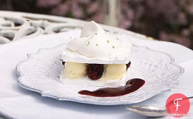 लाइम आइसक्रीम और ब्लैकबेरी के साथ मेरिंग्यू नेपोलियन