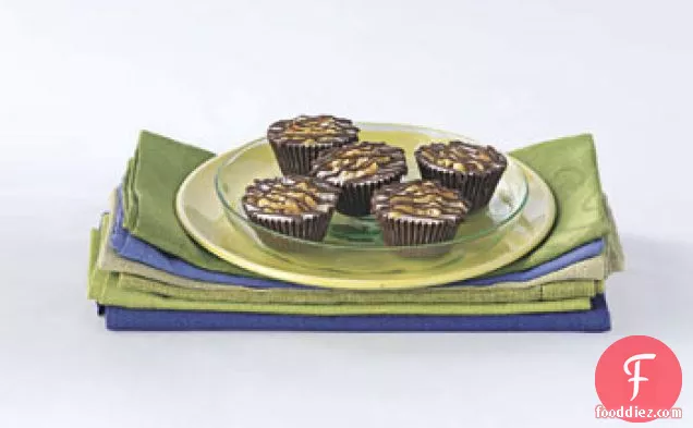 आइसक्रीम और मूंगफली के साथ चॉकलेट कप