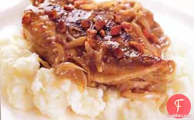 ब्रेज़्ड चिकन के साथ प्याज़, लहसुन और बाल्समिक सिरका