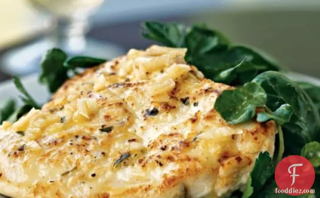 स्प्रिंग हर्ब सलाद के साथ चिकन स्कालोपिन