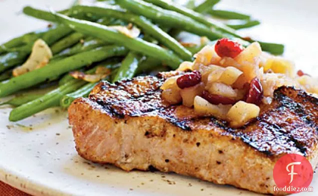 सेब की चटनी के साथ मसालेदार पोर्क चॉप