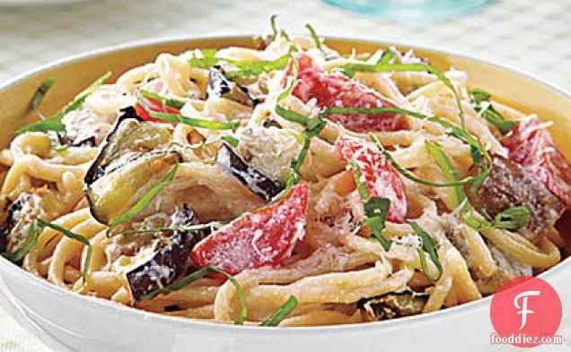 बैंगन, रिकोटा और टमाटर के साथ स्पेगेटी