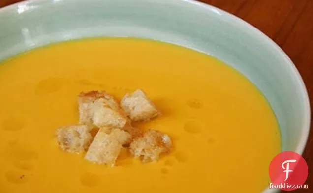 ऋषि ब्राउन मक्खन के साथ चेस्टनट कद्दू का सूप