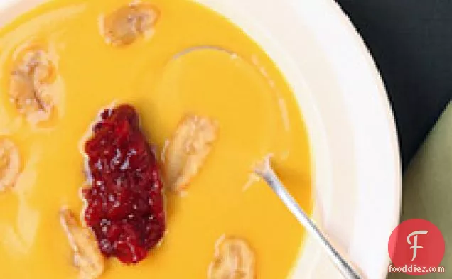 क्रैनबेरी कॉम्पोट और भुना हुआ चेस्टनट के साथ कद्दू का सूप