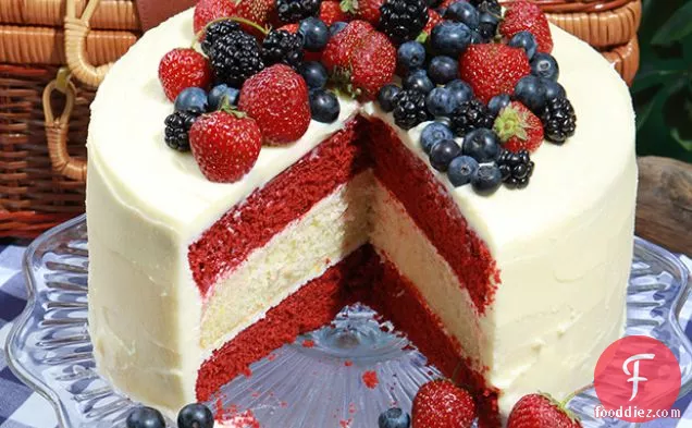 शानदार लाल, सफेद और नीला केक