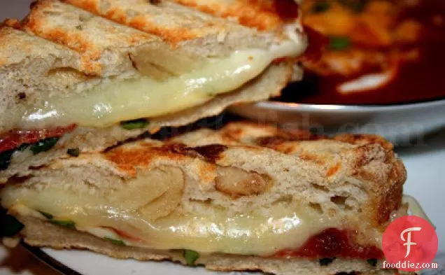 पेपरोनी पिज्जा ग्रिल्ड चीज़