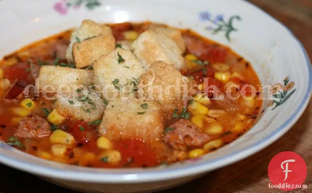 मसालेदार काजुन सॉसेज और मकई का सूप