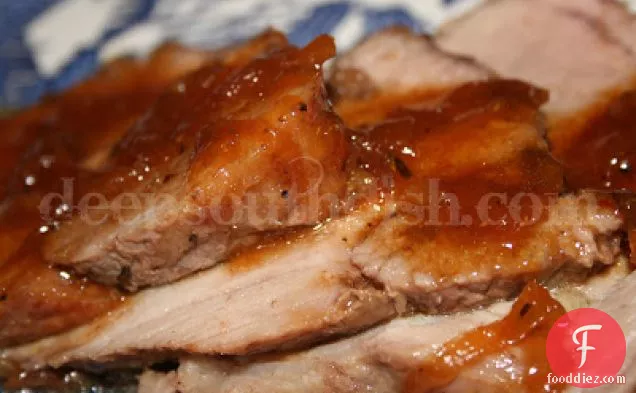 मसालेदार मीठे प्याज पैन सॉस के साथ सूअर का मांस भूनें