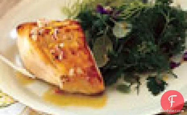 सौतेले काले कॉड के साथ प्याज़-नींबू विनैग्रेट और ताजा जड़ी बूटी सलाद