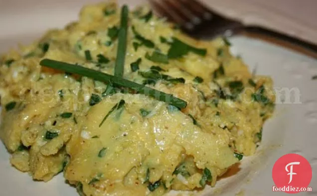 बगीचे की ताजा जड़ी बूटियों के साथ मलाईदार तले हुए अंडे