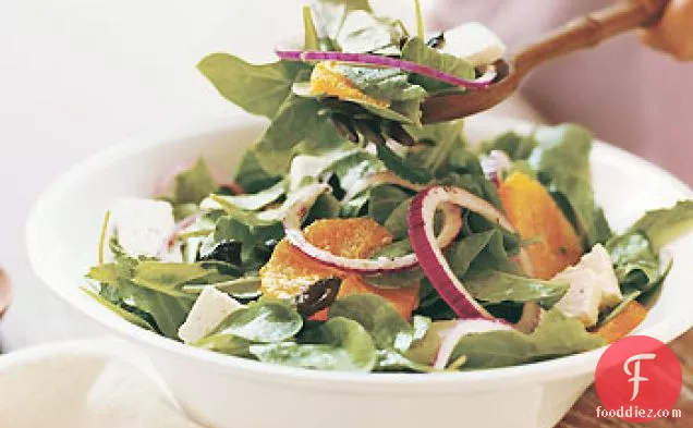 तेल-ठीक काले जैतून, संतरे, और रिकोटा सलाटा के साथ अरुगुला और टकसाल सलाद