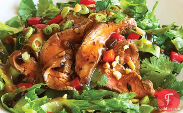 चीनी ब्लैक बीन ड्रेसिंग के साथ हॉट फ्लैंक स्टेक सलाद