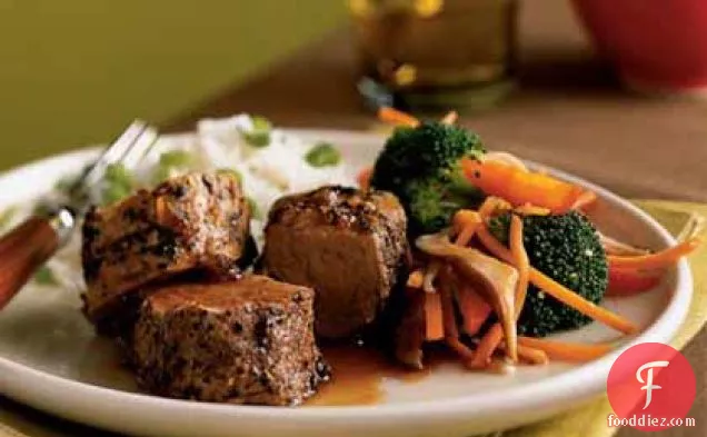 सोया-कारमेल सॉस के साथ पेपरकॉर्न-क्रस्टेड पोर्क टेंडरलॉइन