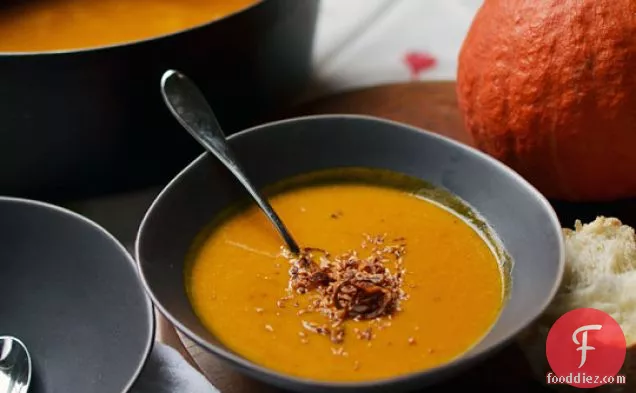 भुना हुआ लाल कुरी कद्दू और नारियल का सूप