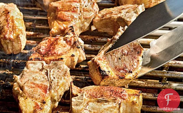 रोमेस्को सॉस के साथ ग्रील्ड भेड़ का बच्चा चॉप