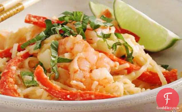 मूंगफली की चटनी के साथ थाई नूडल्स