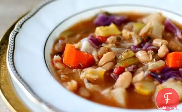 सफेद बीन और सब्जी का सूप
