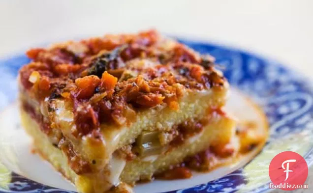 फोंटिना और टमाटर सॉस के साथ पोलेंटा पुलाव