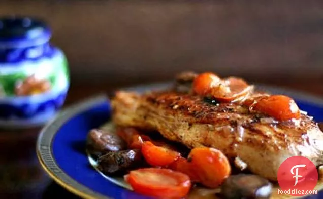 पोर्ट वाइन के साथ चिकन, मशरूम और टमाटर