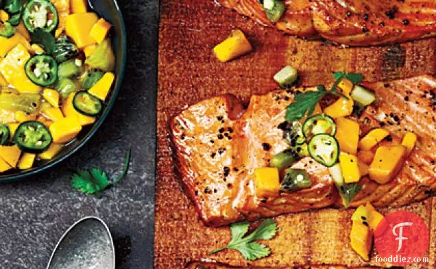 सीडर प्लैंक-मैंगो कीवी सालसा के साथ ग्रिल्ड सैल्मन