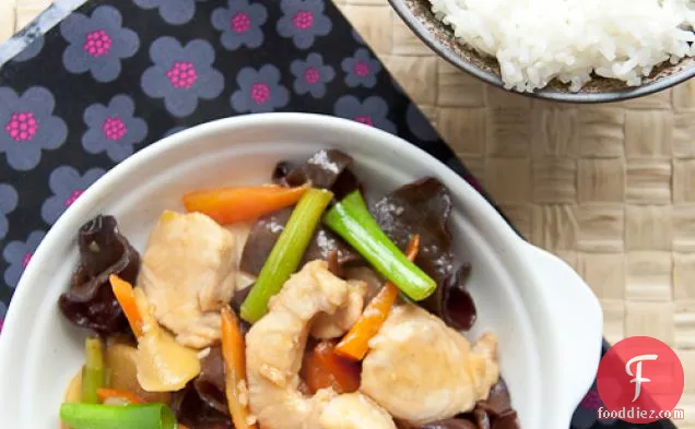 अदरक और वसंत प्याज के साथ हलचल-तला हुआ मगरमच्छ