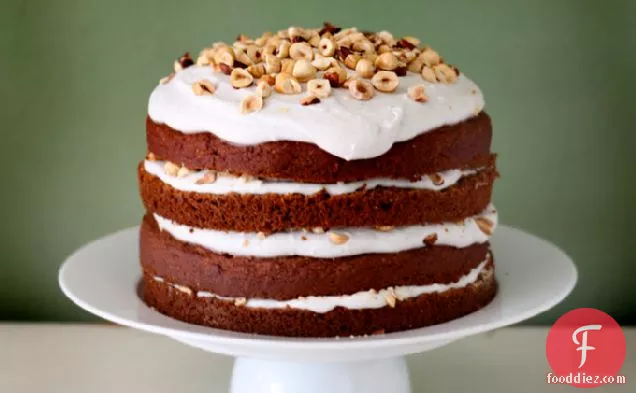 नारियल वेनिला आइसिंग और रोस के साथ कद्दू मसाला जन्मदिन का केक