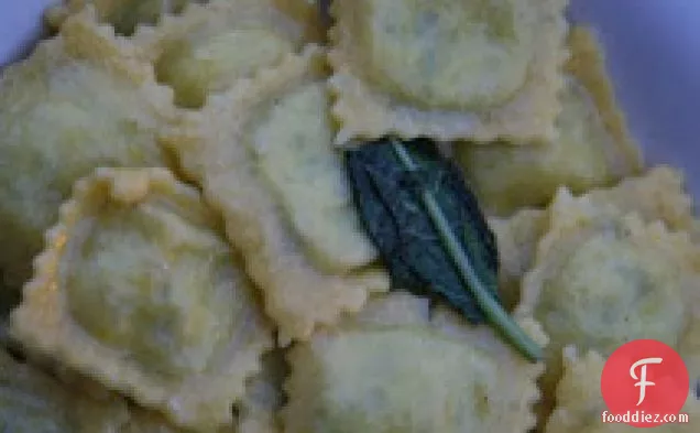 मक्खन और ऋषि के साथ कद्दू भरवां रैवियोली