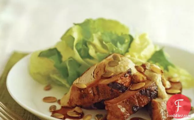 कद्दू-बीज सॉस के साथ पोर्क टेंडरलॉइन