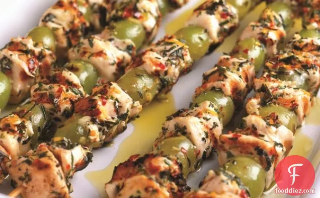 ग्रील्ड मेडिटेरेनियन चिकन (या टोफू) और अंगूर के कटार