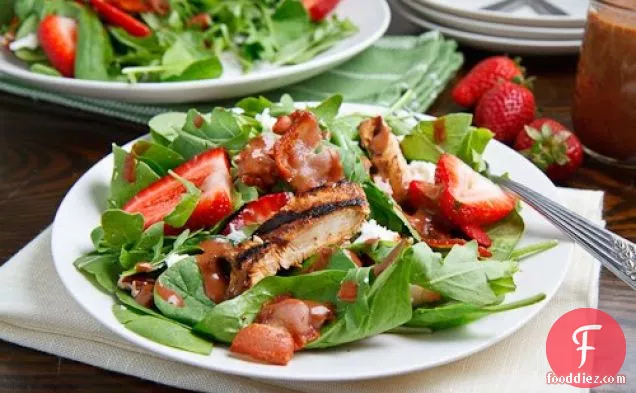 स्ट्रॉबेरी और बाल्समिक ग्रिल्ड चिकन सलाद