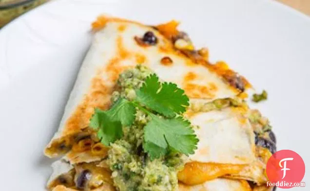 रोस्ट ज़ुचिनी साल्सा के साथ कारमेलाइज्ड कॉर्न और ब्लैक बीन क्साडिलस