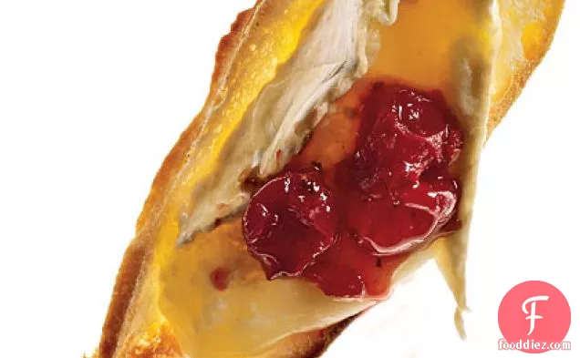 Baked Brie With Cran-Apple Chutney