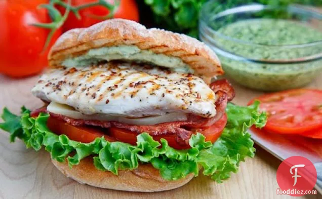 ग्रील्ड चिकन और क्लब सैंडविच