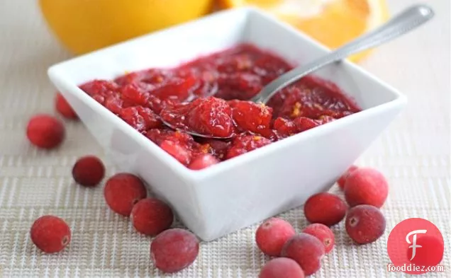 त्वरित और आसान मसालेदार क्रैनबेरी सॉस