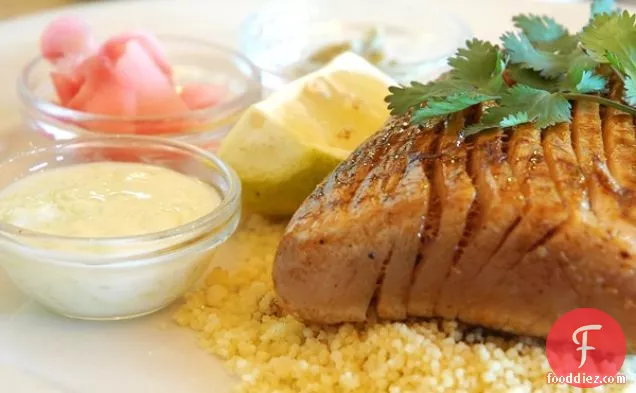 लाल मिर्च सॉस के साथ कटा हुआ टूना स्टेक