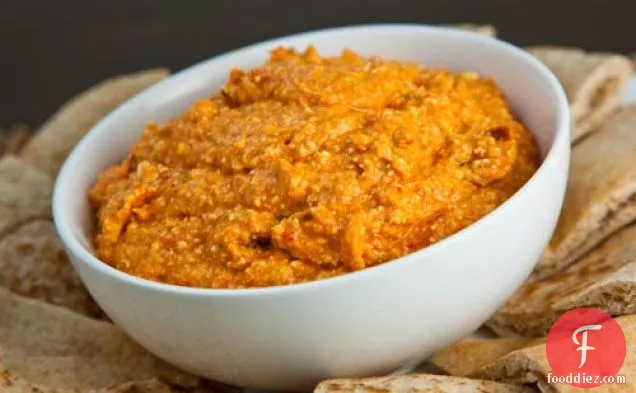 हेटिपिटी (ग्रीक भुना हुआ लाल मिर्च और फेटा पनीर डुबकी)